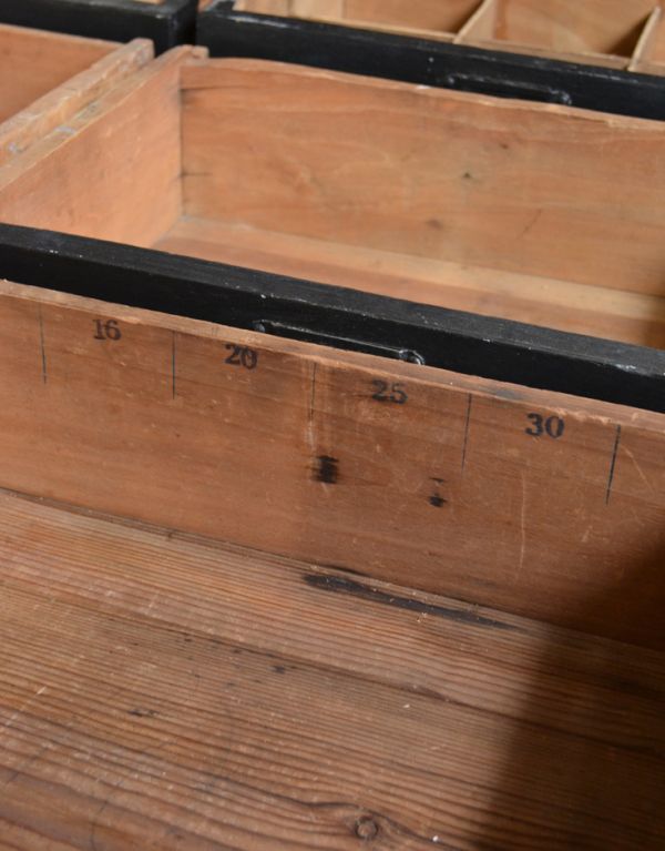 アンティークのチェスト　アンティーク家具　フランスからのペイントのビンテージ家具、かっこいいチェスト（ドロワー）。上記（９）の引き出しの内部側面にナンバーがスタンプされています。(x-641-f)