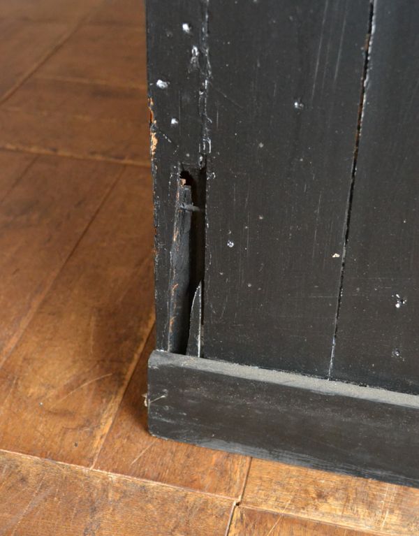 アンティークのチェスト　アンティーク家具　フランスからのペイントのビンテージ家具、かっこいいチェスト（ドロワー）。一部にキズがございます。(x-641-f)