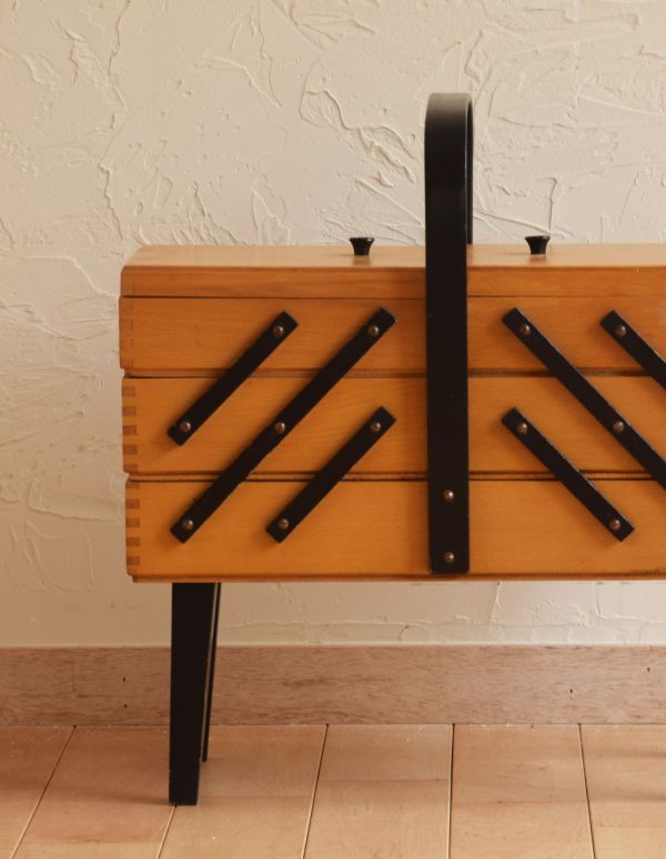 ソーイングボックス　アンティーク家具　ブラックのラインが素敵な木製のアンティークソーイングボックス。キチンとメンテナンスしてありますので、隙間なくピッタリ収まります。(x-642-f)