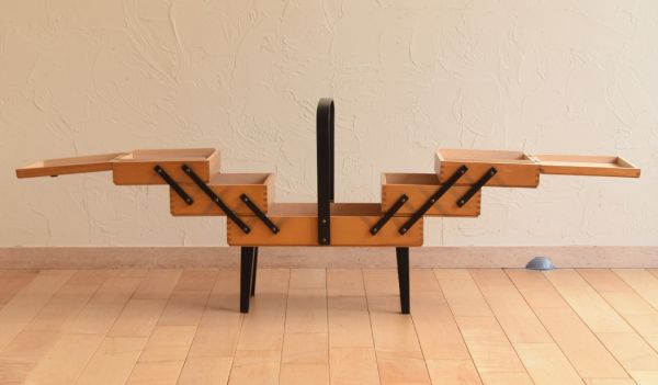 ソーイングボックス　アンティーク家具　ブラックのラインが素敵な木製のアンティークソーイングボックス。見てください！こんな風に広がるんです。(x-642-f)