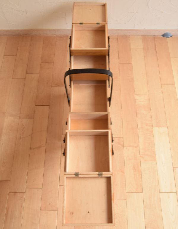 ソーイングボックス　アンティーク家具　ブラックのラインが素敵な木製のアンティークソーイングボックス。３段に分けて収納できます。(x-642-f)