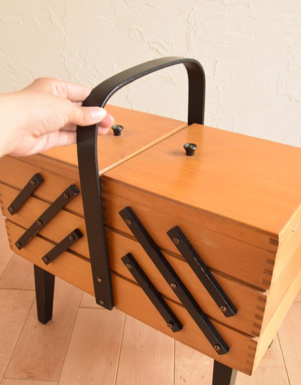 ソーイングボックス　アンティーク家具　ブラックのラインが素敵な木製のアンティークソーイングボックス。持ち手があるので、持ち運びもラクラクです。(x-642-f)