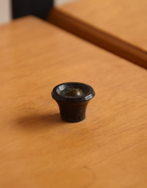 ソーイングボックス　アンティーク家具　ブラックのラインが素敵な木製のアンティークソーイングボックス。箱のふたには取っ手が付いています。(x-642-f)