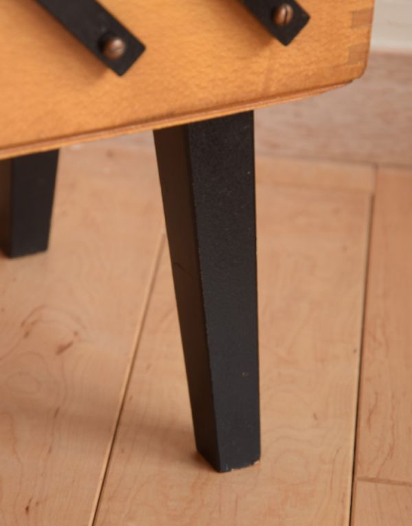 ソーイングボックス　アンティーク家具　ブラックのラインが素敵な木製のアンティークソーイングボックス。ハの字に開いた脚です。(x-642-f)