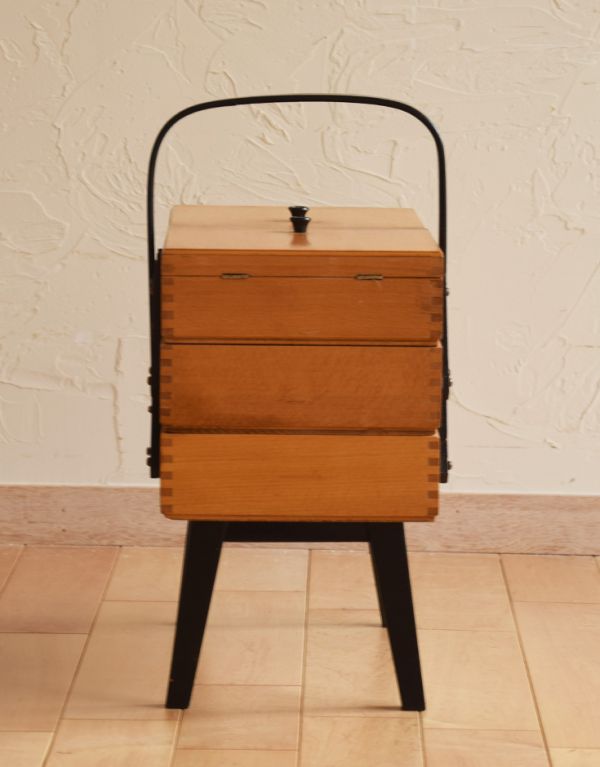 ソーイングボックス　アンティーク家具　ブラックのラインが素敵な木製のアンティークソーイングボックス。専門の職人によってお直ししていますが、アンティークは新品ではありません。(x-642-f)