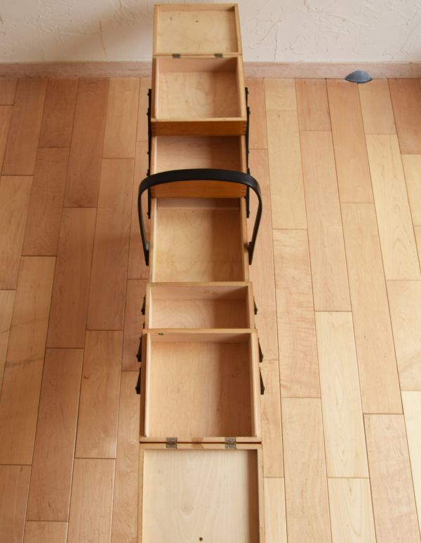 ソーイングボックス アンティーク家具 飾りながらお片付け、脚付きのアンティークのソーイングボックス 。3段に分けて収納できます。(x-643-f)