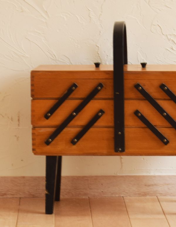 ソーイングボックス アンティーク家具 飾りながらお片付け、脚付きのアンティークのソーイングボックス 。茶色と黒色の2色使いが可愛らしいです。(x-643-f)