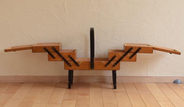 ソーイングボックス アンティーク家具 飾りながらお片付け、脚付きのアンティークのソーイングボックス 。見てください!こんな風に広がるんです。(x-643-f)