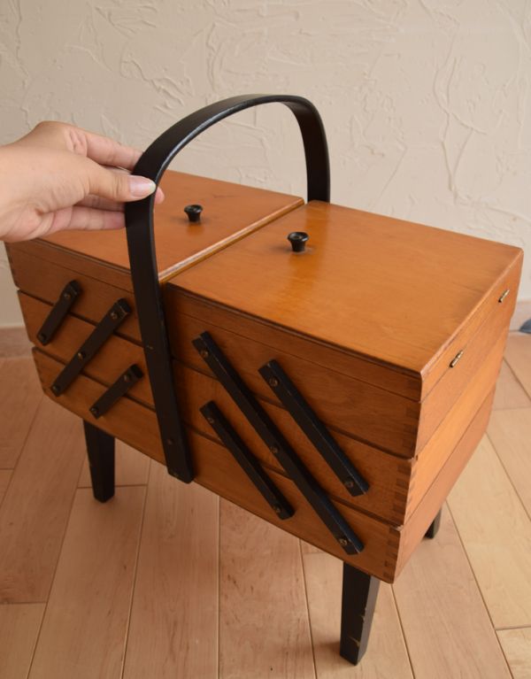 ソーイングボックス アンティーク家具 飾りながらお片付け、脚付きのアンティークのソーイングボックス 。しっかりした持ち手で持ち運びも安心です。(x-643-f)