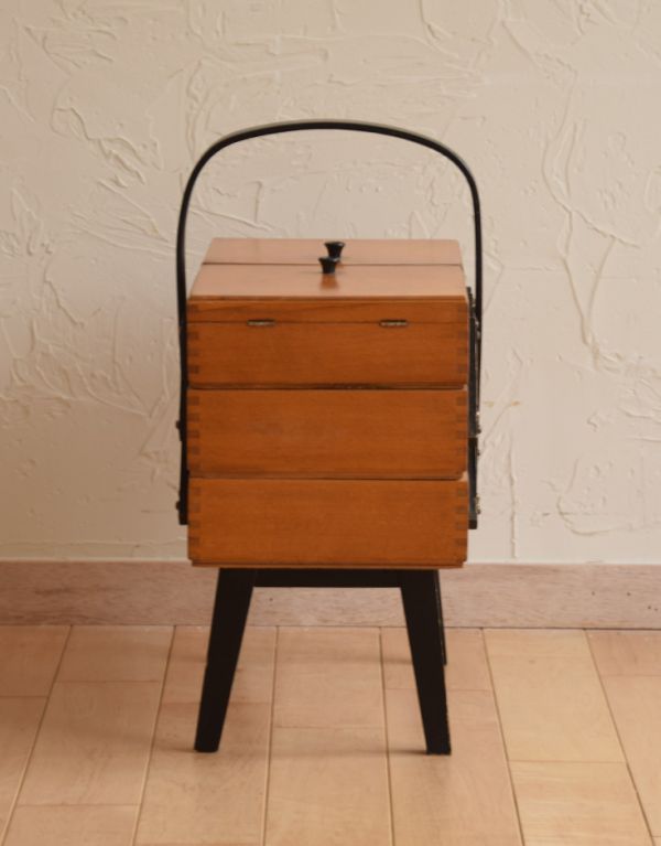 ソーイングボックス アンティーク家具 飾りながらお片付け、脚付きのアンティークのソーイングボックス 。横から見るとこんな感じ。(x-643-f)