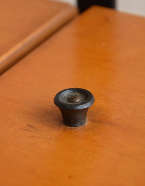 ソーイングボックス アンティーク家具 飾りながらお片付け、脚付きのアンティークのソーイングボックス 。つまみやすい取っ手がちょこんと付いています。(x-643-f)