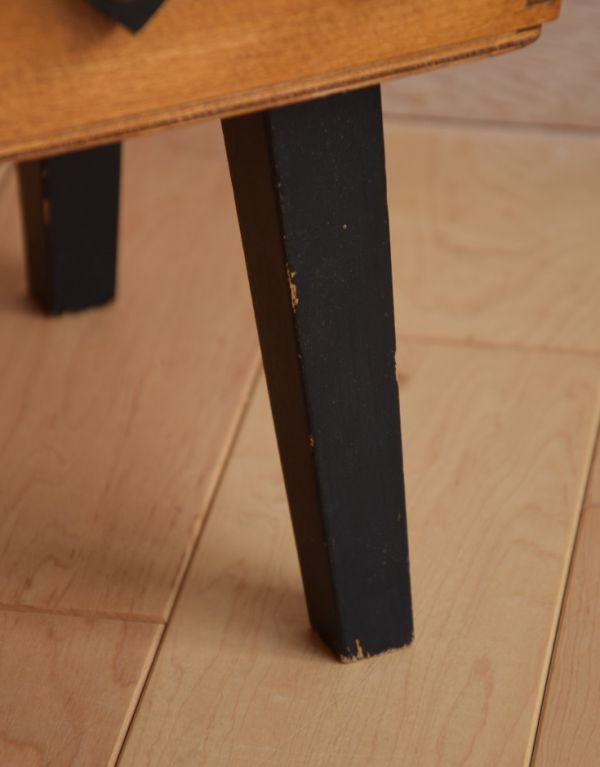 ソーイングボックス アンティーク家具 飾りながらお片付け、脚付きのアンティークのソーイングボックス 。ハの字に開いた脚です。(x-643-f)