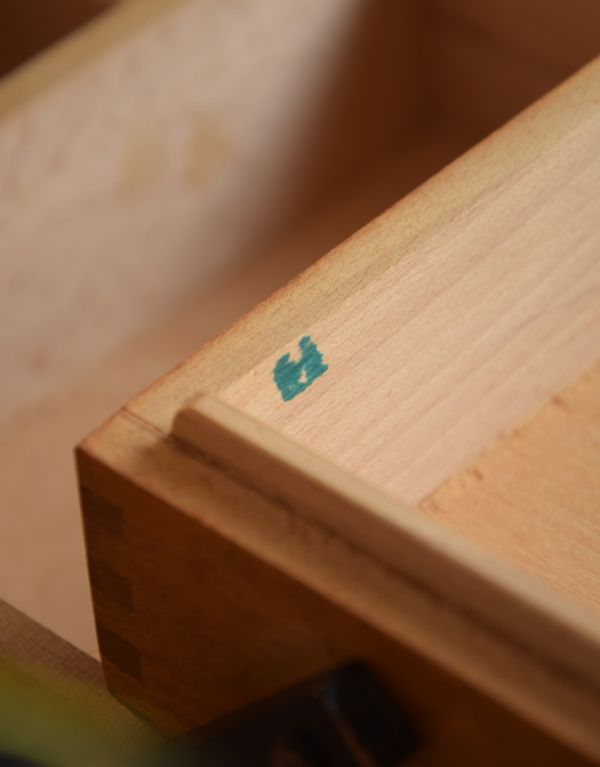 ソーイングボックス アンティーク家具 飾りながらお片付け、脚付きのアンティークのソーイングボックス 。専門の職人によってお直ししていますが、アンティークは新品ではありません。(x-643-f)