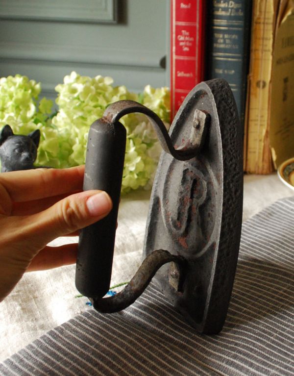 フランスから届いたアンティークのアイアン製（鉄）アイロン(R)(x-643