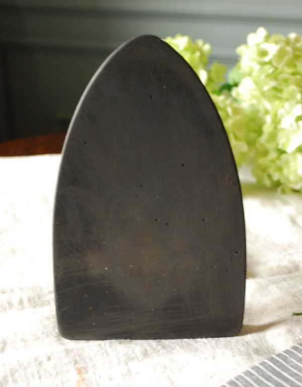 フランスから届いたアンティークのアイアン製（鉄）アイロン(R)(x-643