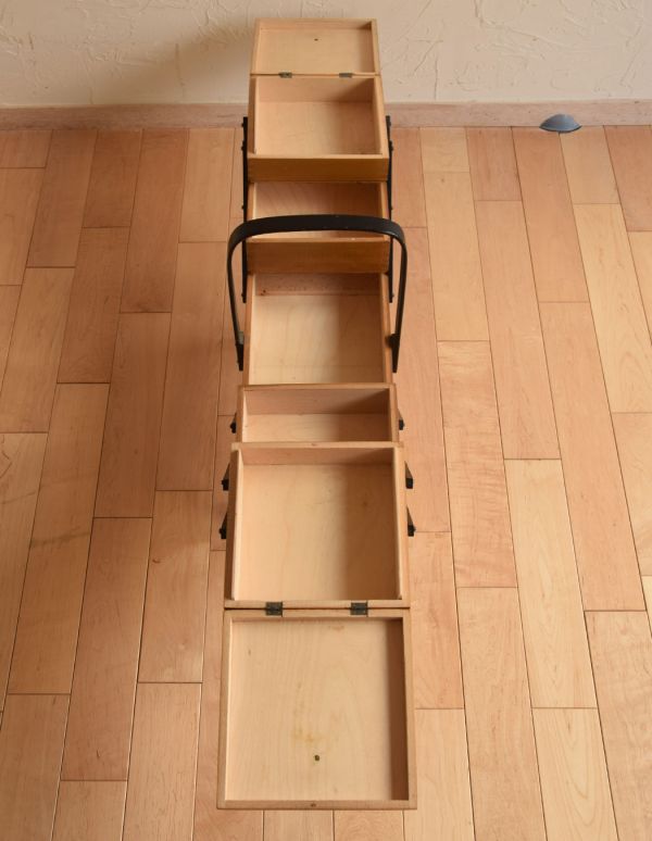 ソーイングボックス　アンティーク家具　飾りながら使えるコンパクトな収納家具、アンティークのソーイングボックス 。３段に分けて収納できます。(x-644-f)