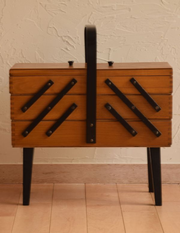 ソーイングボックス　アンティーク家具　飾りながら使えるコンパクトな収納家具、アンティークのソーイングボックス 。茶色と黒色の２色使いが可愛らしいです。(x-644-f)