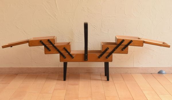 ソーイングボックス　アンティーク家具　飾りながら使えるコンパクトな収納家具、アンティークのソーイングボックス 。見てください！こんな風に広がるんです。(x-644-f)