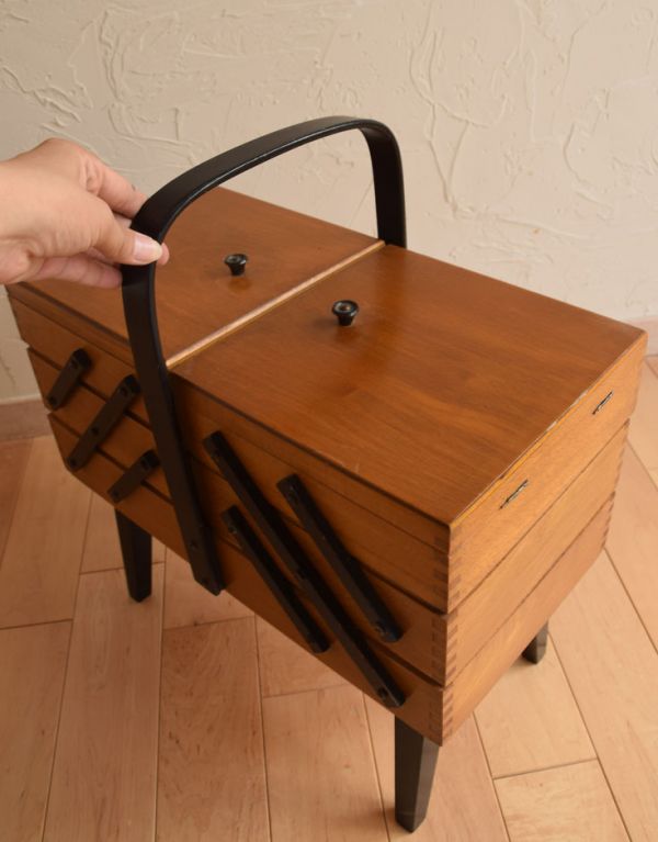 ソーイングボックス　アンティーク家具　飾りながら使えるコンパクトな収納家具、アンティークのソーイングボックス 。しっかりした持ち手で持ち運びも安心です。(x-644-f)