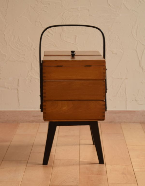 ソーイングボックス　アンティーク家具　飾りながら使えるコンパクトな収納家具、アンティークのソーイングボックス 。横から見るとこんな感じ。(x-644-f)