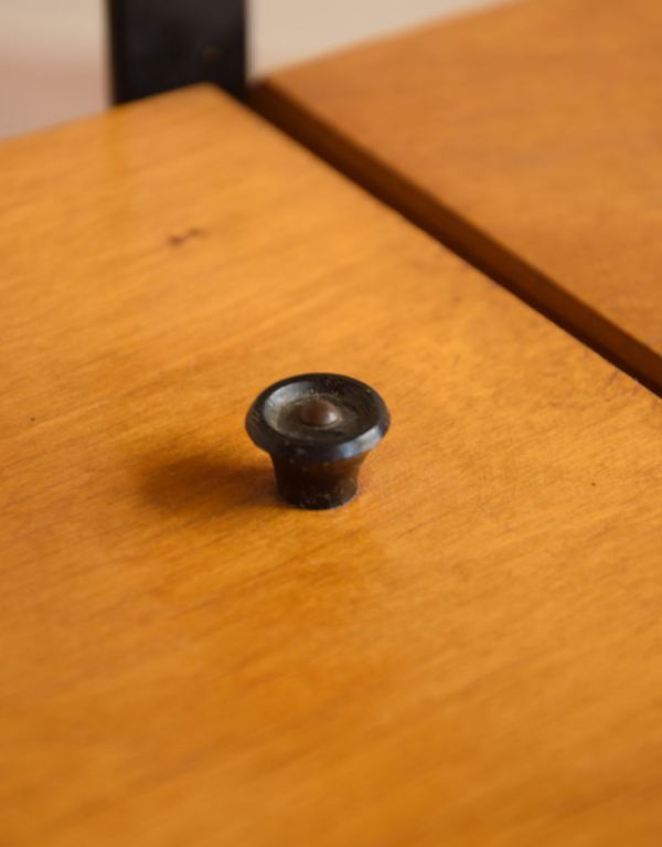 ソーイングボックス　アンティーク家具　飾りながら使えるコンパクトな収納家具、アンティークのソーイングボックス 。つまみやすい取っ手がちょこんと付いています。(x-644-f)