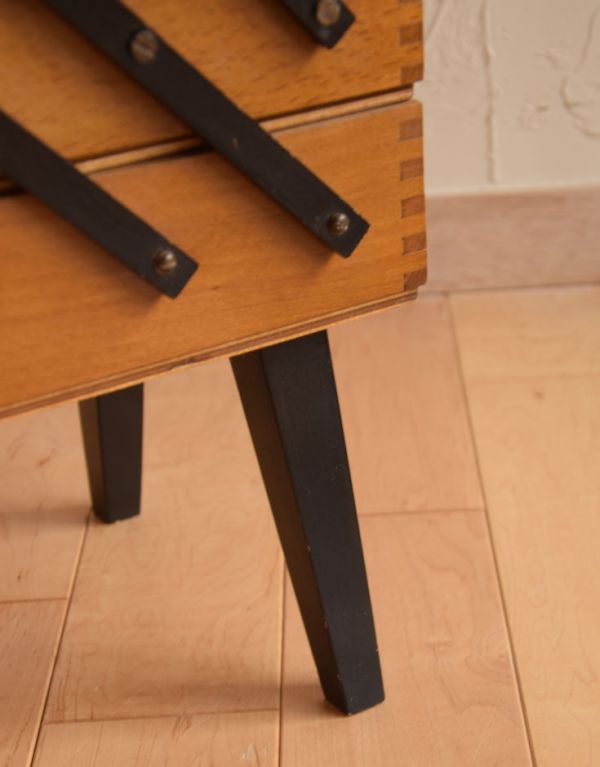 ソーイングボックス　アンティーク家具　飾りながら使えるコンパクトな収納家具、アンティークのソーイングボックス 。ハの字に開いた脚です。(x-644-f)