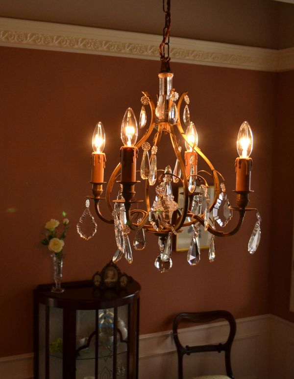 シャンデリア 照明・ライティング 4灯タイプ ガラスアクセサリーがたっぷり付いた フランスアンティークの真鍮製シャンデリア。灯りが灯るとさらにゴージャスな雰囲気になります。(x-644-z)