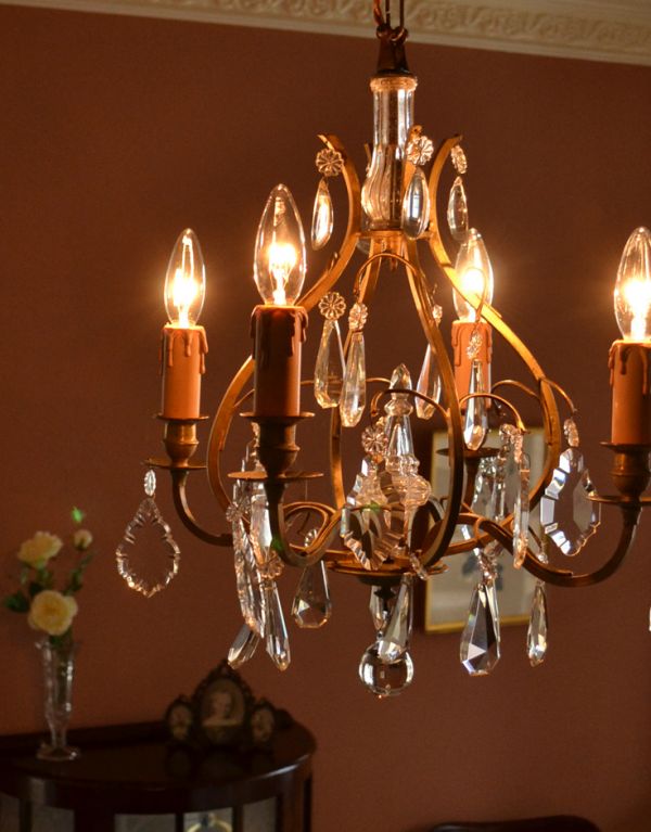 シャンデリア 照明・ライティング 4灯タイプ ガラスアクセサリーがたっぷり付いた フランスアンティークの真鍮製シャンデリア。とっても美しい照明の明かりがお部屋を包みこみます。(x-644-z)