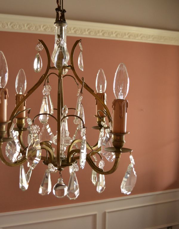 シャンデリア 照明・ライティング 4灯タイプ ガラスアクセサリーがたっぷり付いた フランスアンティークの真鍮製シャンデリア。たっぷり付いたガラスのアクセサリーのゆらめきがロマンチックです。(x-644-z)