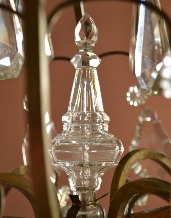 シャンデリア 照明・ライティング 4灯タイプ ガラスアクセサリーがたっぷり付いた フランスアンティークの真鍮製シャンデリア。大きなガラスアクセサリーが付いています。(x-644-z)