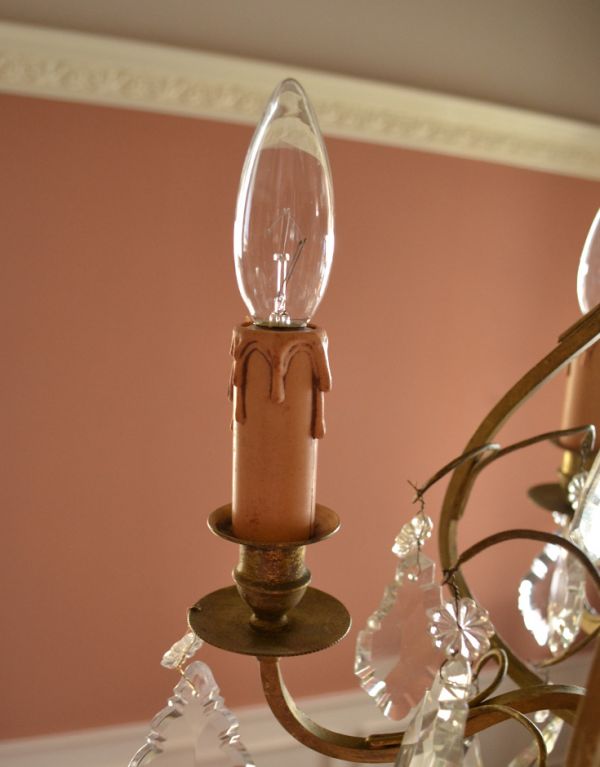 シャンデリア 照明・ライティング 4灯タイプ ガラスアクセサリーがたっぷり付いた フランスアンティークの真鍮製シャンデリア。本物のキャンドルのような装飾です。(x-644-z)