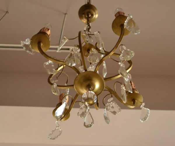 シャンデリア 照明・ライティング 4灯タイプ ガラスアクセサリーがたっぷり付いた フランスアンティークの真鍮製シャンデリア。下から見上げても輝きが美しいシャンデリアです。(x-644-z)