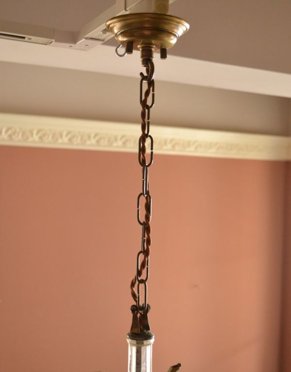 シャンデリア 照明・ライティング 4灯タイプ ガラスアクセサリーがたっぷり付いた フランスアンティークの真鍮製シャンデリア。引っ掛けシーリングのタイプに加工してお届けしますので、リビングやダイニングテーブルの上などお好きな場所に簡単に取り付けてみてください。(x-644-z)