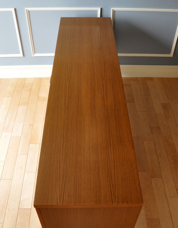 アンティークのキャビネット アンティーク家具 TVボードに最適なイギリスのビンテージ家具、北欧スタイルのサイドボード。天板もキレイに塗装を仕上げました。(x-645-f)