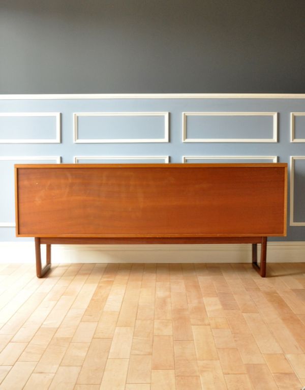 アンティークのキャビネット アンティーク家具 TVボードに最適なイギリスのビンテージ家具、北欧スタイルのサイドボード。裏側もキチンと仕上げているので、キレイな状態です。(x-645-f)