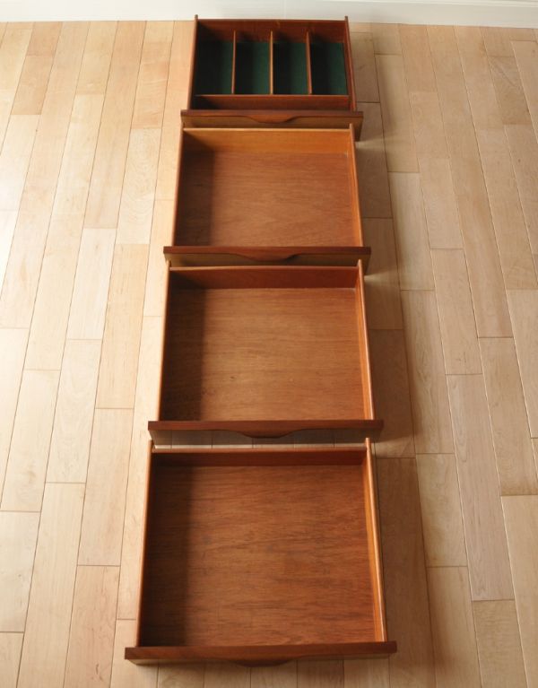 アンティークのキャビネット アンティーク家具 TVボードに最適なイギリスのビンテージ家具、北欧スタイルのサイドボード。引き出しは全部で4杯。(x-645-f)