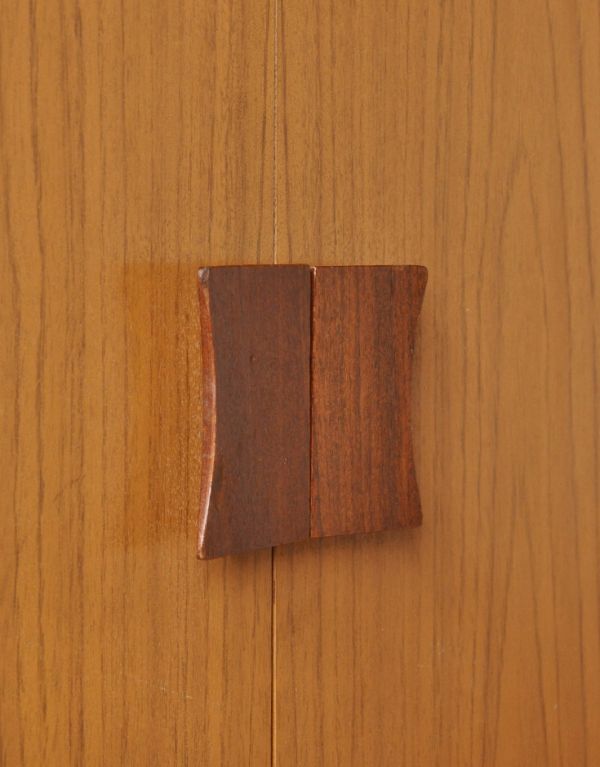 アンティークのキャビネット アンティーク家具 TVボードに最適なイギリスのビンテージ家具、北欧スタイルのサイドボード。シンプルでカッコいい取っ手も北欧家具っぽいデザインが素敵。(x-645-f)