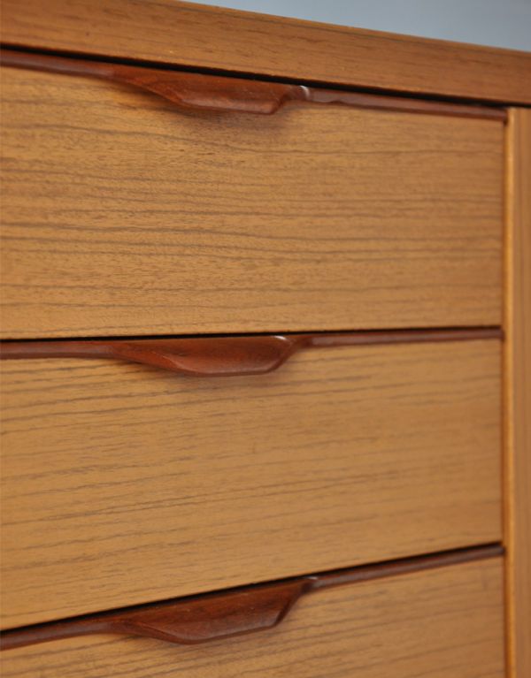 アンティークのキャビネット アンティーク家具 TVボードに最適なイギリスのビンテージ家具、北欧スタイルのサイドボード。引き出しの取っ手も握りやすい形です。(x-645-f)