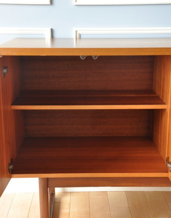 アンティークのキャビネット アンティーク家具 TVボードに最適なイギリスのビンテージ家具、北欧スタイルのサイドボード。重いものや見せたくないものは扉の奥に収納しましょう。(x-645-f)