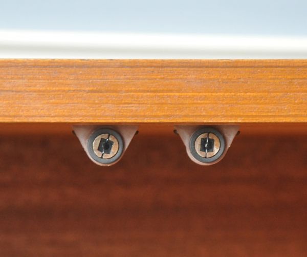 アンティークのキャビネット アンティーク家具 TVボードに最適なイギリスのビンテージ家具、北欧スタイルのサイドボード。扉の開け閉めがしやすいよう、マグネットを取り付けてあります。(x-645-f)