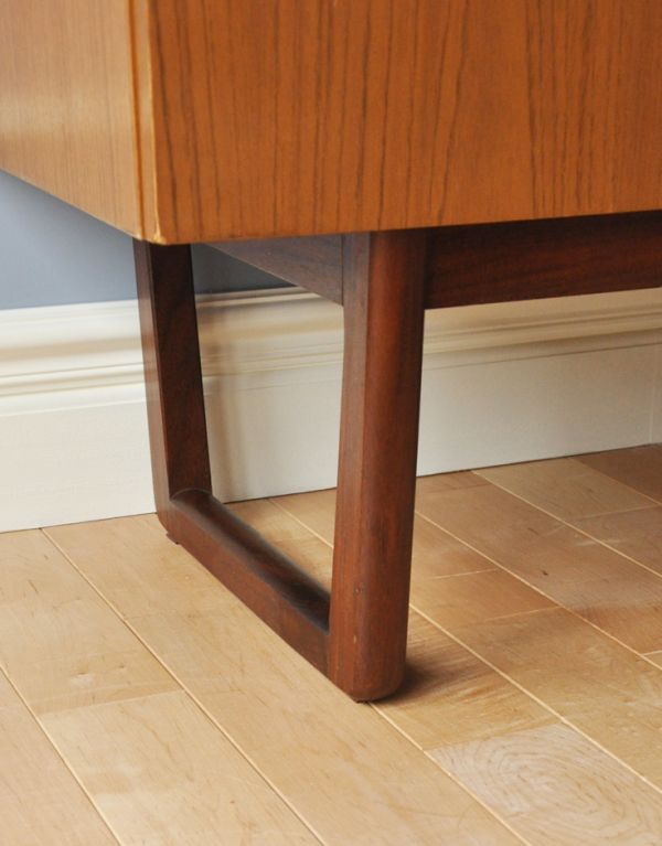 アンティークのキャビネット アンティーク家具 TVボードに最適なイギリスのビンテージ家具、北欧スタイルのサイドボード。きちんと支えます。(x-645-f)