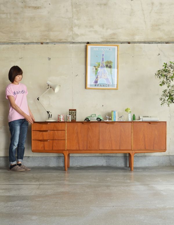 アンティークのキャビネット アンティーク家具 イギリスのマッキントッシュ社、美しいヴィンテージサイドボード。脚があるので軽やかな印象です。(x-646-f)