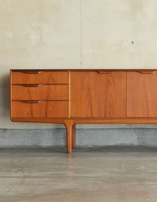 アンティークのキャビネット アンティーク家具 イギリスのマッキントッシュ社、美しいヴィンテージサイドボード。リビングで電話などの置き場所として使っても最適です。(x-646-f)