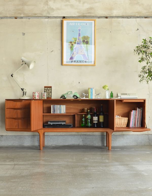 アンティークのキャビネット アンティーク家具 イギリスのマッキントッシュ社、美しいヴィンテージサイドボード。二枚扉の奥はたっぷり収納。(x-646-f)