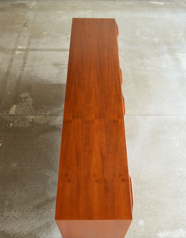 アンティークのキャビネット アンティーク家具 イギリスのマッキントッシュ社、美しいヴィンテージサイドボード。天板もキレイに塗装を仕上げました。(x-646-f)