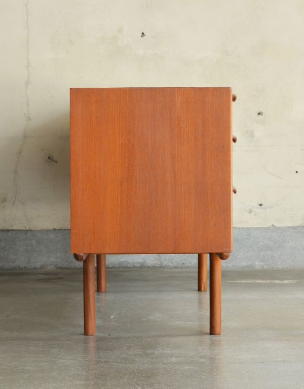 アンティークのキャビネット アンティーク家具 イギリスのマッキントッシュ社、美しいヴィンテージサイドボード。サイドから見てもキレイな状態です。(x-646-f)