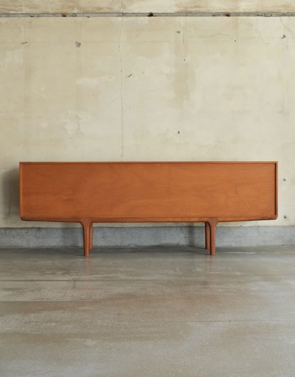 アンティークのキャビネット アンティーク家具 イギリスのマッキントッシュ社、美しいヴィンテージサイドボード。きちんとメンテナンスしているので後ろから見ても美しいです。(x-646-f)