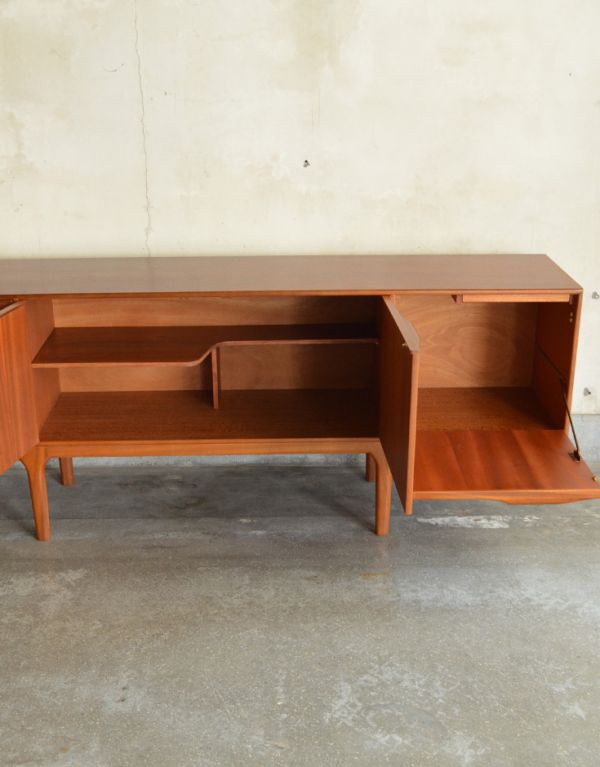 アンティークのキャビネット アンティーク家具 イギリスのマッキントッシュ社、美しいヴィンテージサイドボード。しっかりメンテナンスをしてありますので、中はキレイな状態です。(x-646-f)