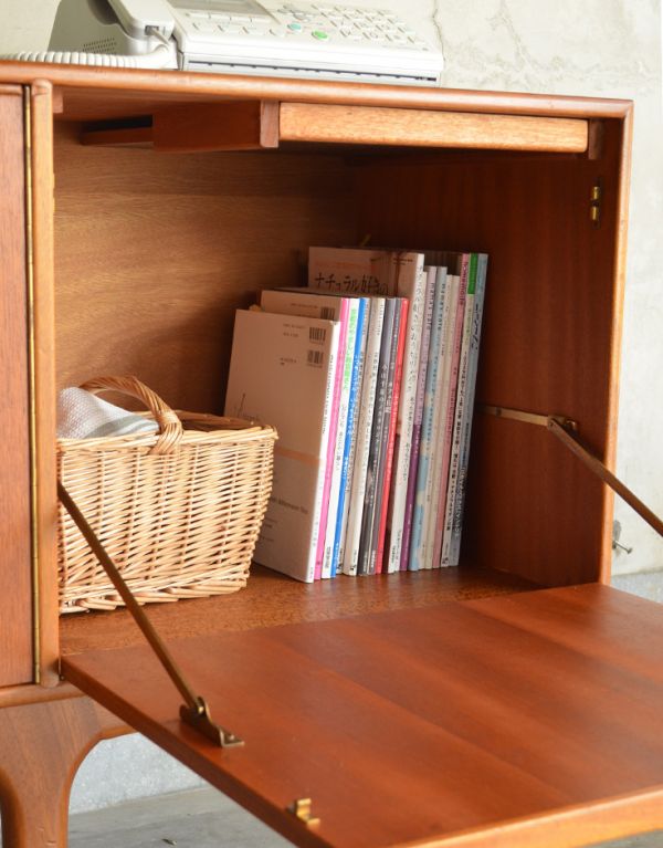 アンティークのキャビネット アンティーク家具 イギリスのマッキントッシュ社、美しいヴィンテージサイドボード。右側の扉内は、高さがあるので雑誌やワインボトルなど背の高いものが収納できます。(x-646-f)