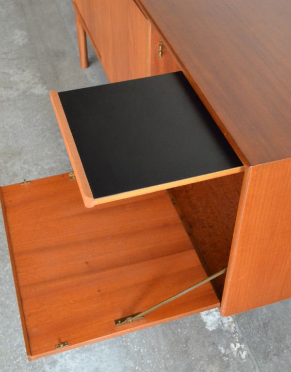 アンティークのキャビネット アンティーク家具 イギリスのマッキントッシュ社、美しいヴィンテージサイドボード。右側の扉の中にトレーがあります。(x-646-f)